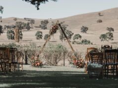 7 tendances créatives pour un mariage personnalisé : Inspirez-vous des idées pour votre journée spéciale Couple exchanging vows at a boho-chic wedding