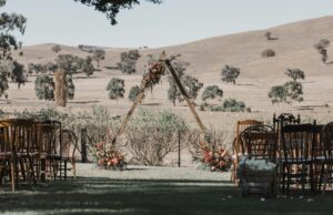 7 tendances créatives pour un mariage personnalisé : Inspirez-vous des idées pour votre journée spéciale Couple exchanging vows at a boho-chic wedding