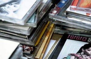 Du chaâbi des foyers au rap des cités : la musique maghrébine, mémoire de l’immigration en France Famille algérienne avec un album de chaabi