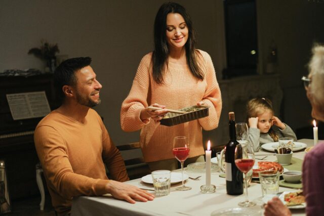 Famille maghrébine en France réunie autour d'une table de dîner