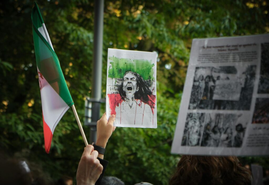 Algérien protestant devant une bâtisse de SOS Disparus