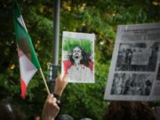 Algérie : annulation immédiate de la fermeture de SOS Disparus pour respecter les demandes de la société civile Algérien protestant devant une bâtisse de SOS Disparus