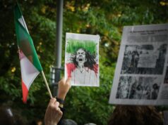 Algérie : annulation immédiate de la fermeture de SOS Disparus pour respecter les demandes de la société civile Algérien protestant devant une bâtisse de SOS Disparus