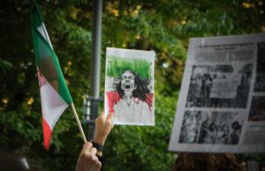 Algérie : annulation immédiate de la fermeture de SOS Disparus pour respecter les demandes de la société civile Algérien protestant devant une bâtisse de SOS Disparus