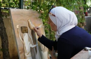 Peindre le voyage : dialogue sino-arabe au cœur de l’art marocain Peintre marocain créant une œuvre inspirée du dialogue sino-arabe