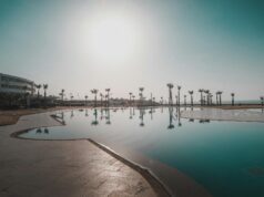 Accor et Risma renforcent leur alliance pour accélérer le développement touristique au Maroc Accor et Risma dans un restaurant marocain, renforçant leur alliance pour accélérer le développement touristique au Maroc