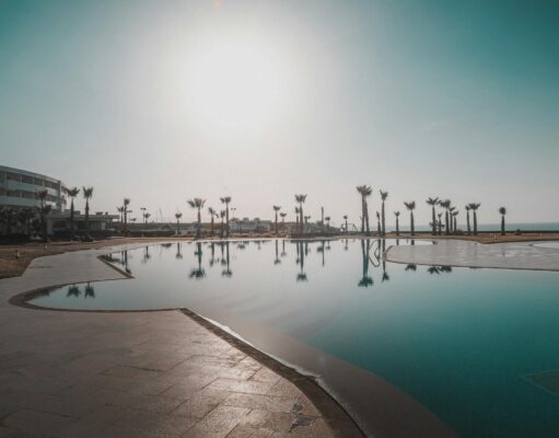 Accor et Risma renforcent leur alliance pour accélérer le développement touristique au Maroc Accor et Risma dans un restaurant marocain, renforçant leur alliance pour accélérer le développement touristique au Maroc