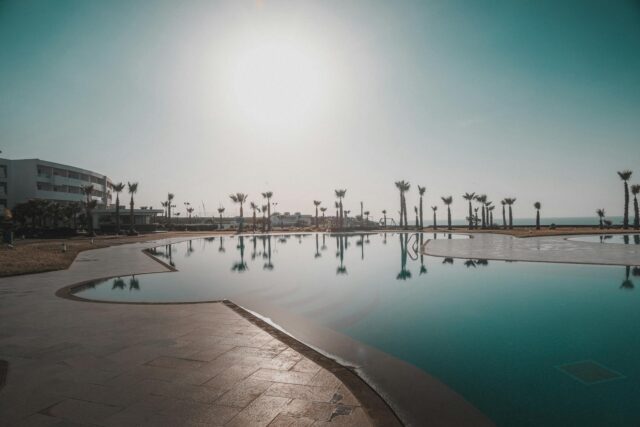 Accor et Risma dans un restaurant marocain, renforçant leur alliance pour accélérer le développement touristique au Maroc