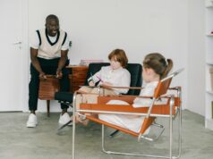 Forbach, un père d’un enfant autiste écrit au ministre de l’Éducation nationale : Une explication des besoins spécifiques des enfants autistes dans les écoles Père écrivant une lettre au ministre de l'éducation national sur les besoins spécifiques des enfants autistes dans les écoles