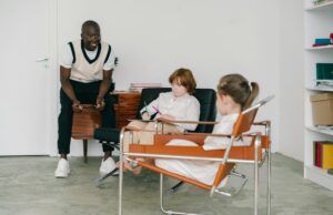 Forbach, un père d’un enfant autiste écrit au ministre de l’Éducation nationale : Une explication des besoins spécifiques des enfants autistes dans les écoles Père écrivant une lettre au ministre de l'éducation national sur les besoins spécifiques des enfants autistes dans les écoles