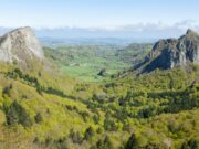 Les Estables : un sanctuaire de bien-être combinant un institut de beauté et un spa privatif sous l’enseigne Mézenc Spa Couple dans un sanctuaire de bien-être à l'intérieur du Massif Central en France avec une vue sur le paysage de montagne et d