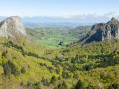 Les Estables : un sanctuaire de bien-être combinant un institut de beauté et un spa privatif sous l’enseigne Mézenc Spa Couple dans un sanctuaire de bien-être à l'intérieur du Massif Central en France avec une vue sur le paysage de montagne et d