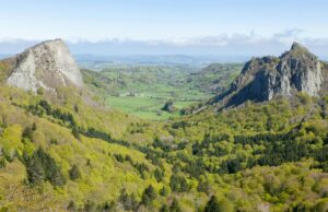 Les Estables : un sanctuaire de bien-être combinant un institut de beauté et un spa privatif sous l’enseigne Mézenc Spa Couple dans un sanctuaire de bien-être à l'intérieur du Massif Central en France avec une vue sur le paysage de montagne et d