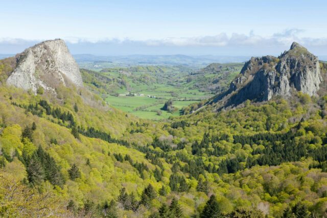 Couple dans un sanctuaire de bien-être à l'intérieur du Massif Central en France avec une vue sur le paysage de montagne et d