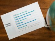 Accroître les exportations des principaux produits vietnamiens vers l’Algérie : un marché prometteur pour la diaspora maghrébine Vietnamese products being loaded onto a truck for export to Algeria, Maghrebin entrepreneurs discussing business opportunitie