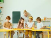 La professeure du Lot qui redonne confiance aux enfants dans l’écriture : un modèle pour la diaspora maghrébine Professeure d'ecriture avec des enfants au Lot