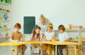La professeure du Lot qui redonne confiance aux enfants dans l’écriture : un modèle pour la diaspora maghrébine Professeure d'ecriture avec des enfants au Lot