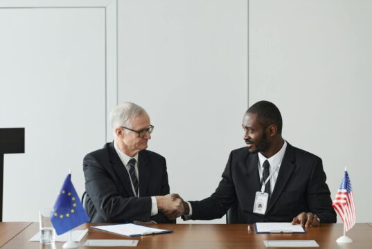 La coopération entre l’Algérie et le Maroc : trois accords clés Représentants algérien et marocain signant un accord