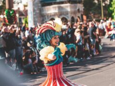 La mode s’invite à Disneyland Paris : inspirations maghrébines Woman wearing Maghrebin-inspired fashion at Disneyland Paris