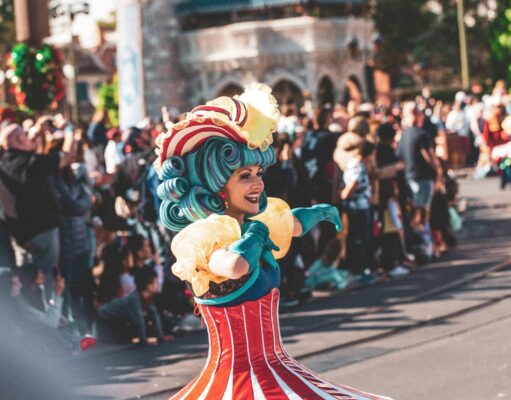 La mode s’invite à Disneyland Paris : inspirations maghrébines Woman wearing Maghrebin-inspired fashion at Disneyland Paris