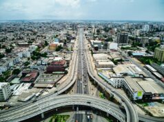 La Première Dame de Côte d’Ivoire visite l’exposition «Trésors du Maroc» à Abidjan Dominique Ouattara visiting the 'Tresors du Maroc' exhibition in Abidjan, surrounded by Moroccan artifacts and decor.