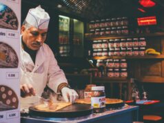 Revenir en ville : Fatsiha Taleb révèle la gastronomie algérienne à Paris Fatsiha Taleb serving traditional Algerian dishes in Paris