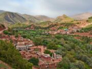 Redécouvrir la cuisine berbère aux Atlas : un voyage gastronomique inoubliable Famille berbère à dîner autour d'une table pleine de plats traditionnels aux Atlas marocains