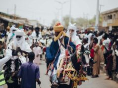 Crises d’otages au Nigeria durant la période du festival musulman : une perspective africaine Muslims praying in a crowd during the festival while news of hostage crisis unfolds in Nigeria
