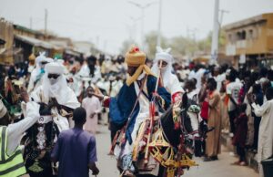 Crises d’otages au Nigeria durant la période du festival musulman : une perspective africaine Muslims praying in a crowd during the festival while news of hostage crisis unfolds in Nigeria
