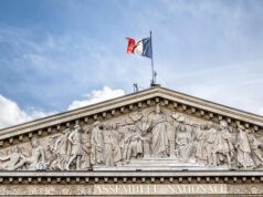 Natalie Portman choisit son éducation parisienne pour ses enfants : un regard sur l’éducation française Natalie Portman et ses enfants dans une classe à Paris, recevant des leçons d'éducation française