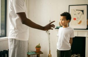 Les perspectives parentales sur la corporal punishment dans l’éducation : un regard africain Famille maghrébine discutant de la corporal punishment dans l'éducation