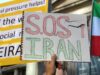 La nécessité immédiate d’annuler la fermeture de SOS Disparus en Algérie Protestation contre la fermeture de SOS Disparus en Algérie, famille à l'arrière avec un signe protestataire