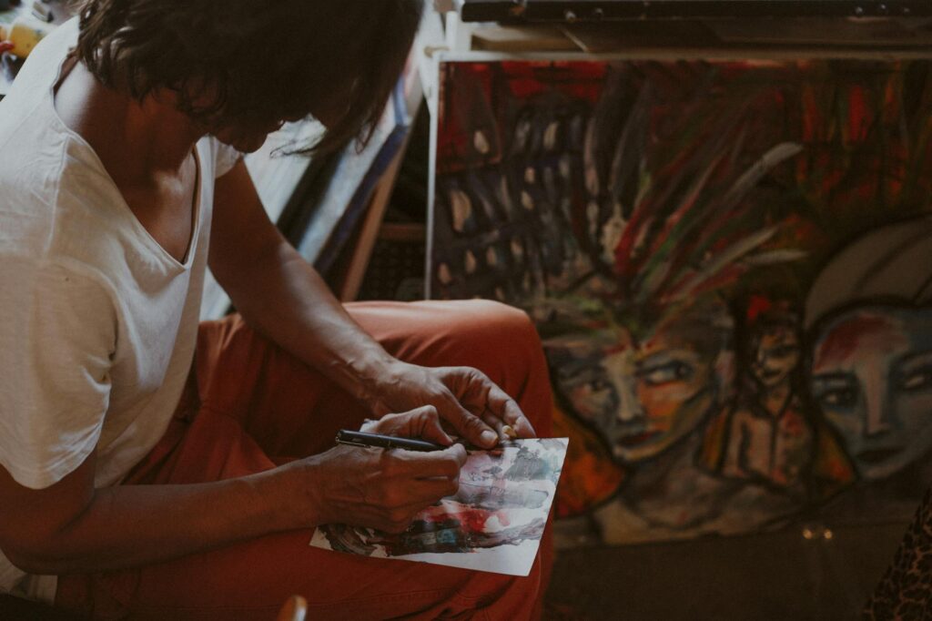 Zahira Tigtate’s Amazigh Art Exhibition: Une célébration culturelle à CBF de Drancy