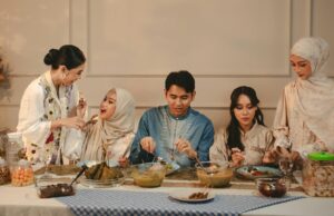 Fin du Ramadan 2026 : date et célébrations autour du monde Famille maghrebine célébrant la fin de Ramadan avec des ballons en forme de lune sur un balcon