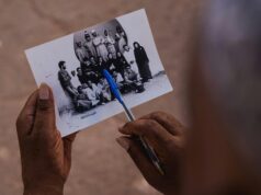 La Moudawana réformée : nouveautés sur la garde partagée au Maroc Femme marocaine tenant un document de la Moudawana devant une vue du Maroc