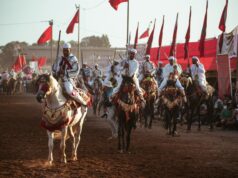La Moudawana : une réforme de la famille au Maroc : quels enjeux et débats? Moroccan woman discussing Moudawana reform at a roundtable
