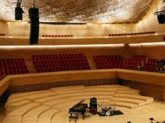 Du DJ Retro Cassette au concert à Rennes : la musique marocaine moderne Marocain moderne en concert à Rennes - DJ Retro Cassette et musiciens sur scène