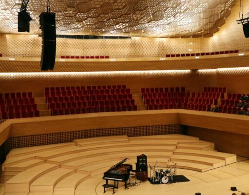 Du DJ Retro Cassette au concert à Rennes : la musique marocaine moderne Marocain moderne en concert à Rennes - DJ Retro Cassette et musiciens sur scène