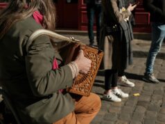 La musique maghrébine en France : mémoire de l’immigration et son impact Famille maghrébine jouant de la musique rai dans une soirée en France