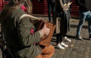 La musique maghrébine en France : mémoire de l’immigration et son impact Famille maghrébine jouant de la musique rai dans une soirée en France