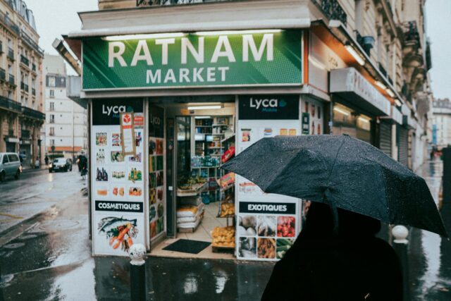 Femme marocaine avec des objets d'artisanat dans une boutique à Cherbourg-en-Cotentin