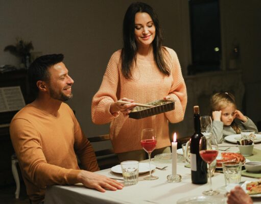 La réforme de la Moudawana au Maroc : quelles en sont les conséquences sur le mode de vie des familles maghrébines Moroccan family dining, Moudawana reform discussion