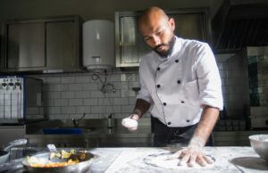 Mohamed Cheikh, gagnant de « Top Chef » 2021 : la cuisine algérienne mérite d’être connue Mohamed Cheikh, winner of Top Chef 2021, preparing Algerian dish with passion