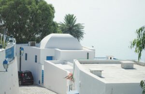 Le NINE Lifestyle Experience : une nouvelle référence de l’hôtellerie tunisienne pour des vacances inoubliables Couple en vacances dans une chambre luxueuse du NINE Lifestyle Experience à Hammamet, Tunisie