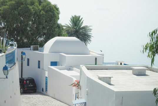 Le NINE Lifestyle Experience : une nouvelle référence de l’hôtellerie tunisienne pour des vacances inoubliables Couple en vacances dans une chambre luxueuse du NINE Lifestyle Experience à Hammamet, Tunisie