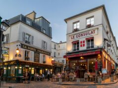 Valorisation des collections publiques de tapis marocains sous le protectorat français : un regard sur l’artisanat d’antan Tapis marocain ancien exposé dans un musée sous le protectorat français