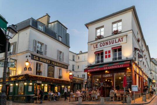 Valorisation des collections publiques de tapis marocains sous le protectorat français : un regard sur l’artisanat d’antan Tapis marocain ancien exposé dans un musée sous le protectorat français