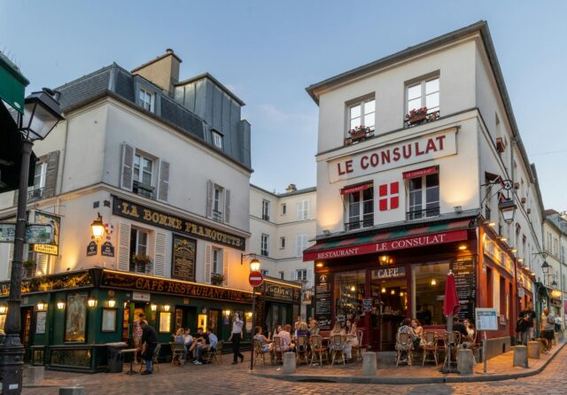 Tapis marocain ancien exposé dans un musée sous le protectorat français