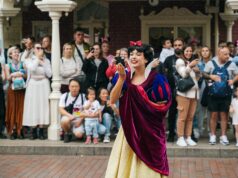 La mode à Disneyland Paris: événements et collaborations ITWS – Découvrez les tendances en cours! Femme portant des chaussures de marque ITWS dans Disneyland Paris en train de visiter une exposition de mode