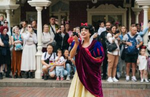 La mode à Disneyland Paris: événements et collaborations ITWS – Découvrez les tendances en cours! Femme portant des chaussures de marque ITWS dans Disneyland Paris en train de visiter une exposition de mode